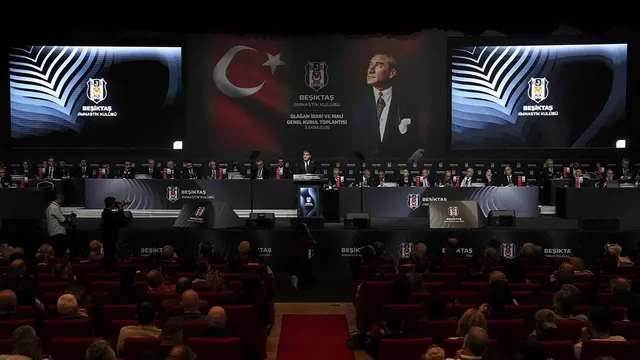 Beşiktaş'ın Haliç Kongre Merkezi'ndeki olağan idari ve mali genel kurulu; kürsüde konuşmacı, arkada Türk bayrağı ve Atatürk portresi, salonda kırmızı koltuklarda üyeler