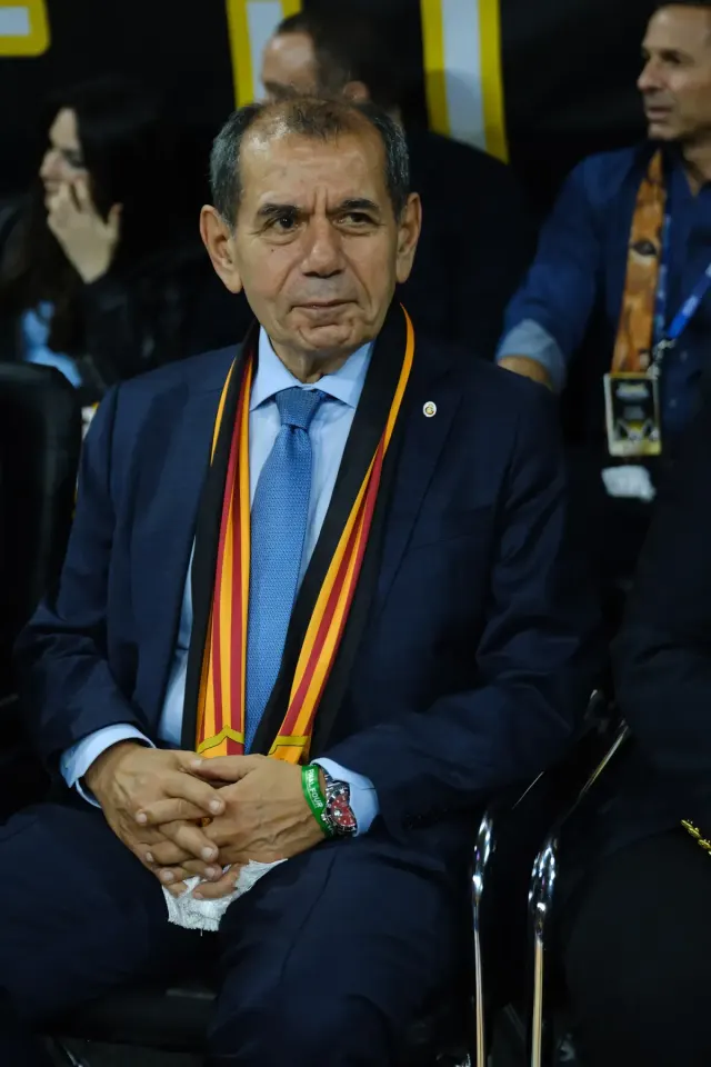 Galatasaray Başkanı Dursun Özbek tribünde otururken