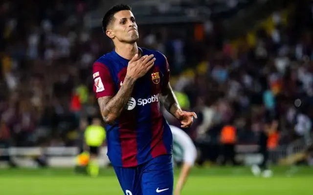 João Cancelo, Barcelona formasıyla attığı golün ardından sevinirken
