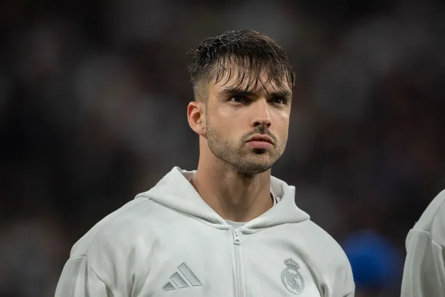 Real Madrid formasıyla Raúl Asencio, maç öncesi sahada