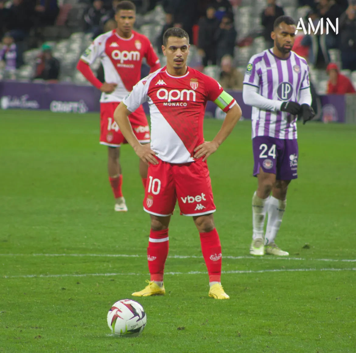 Monaco'nun kaptanı Wissam Ben Yedder, Toulouse karşılaşmasında topun başında (2023)