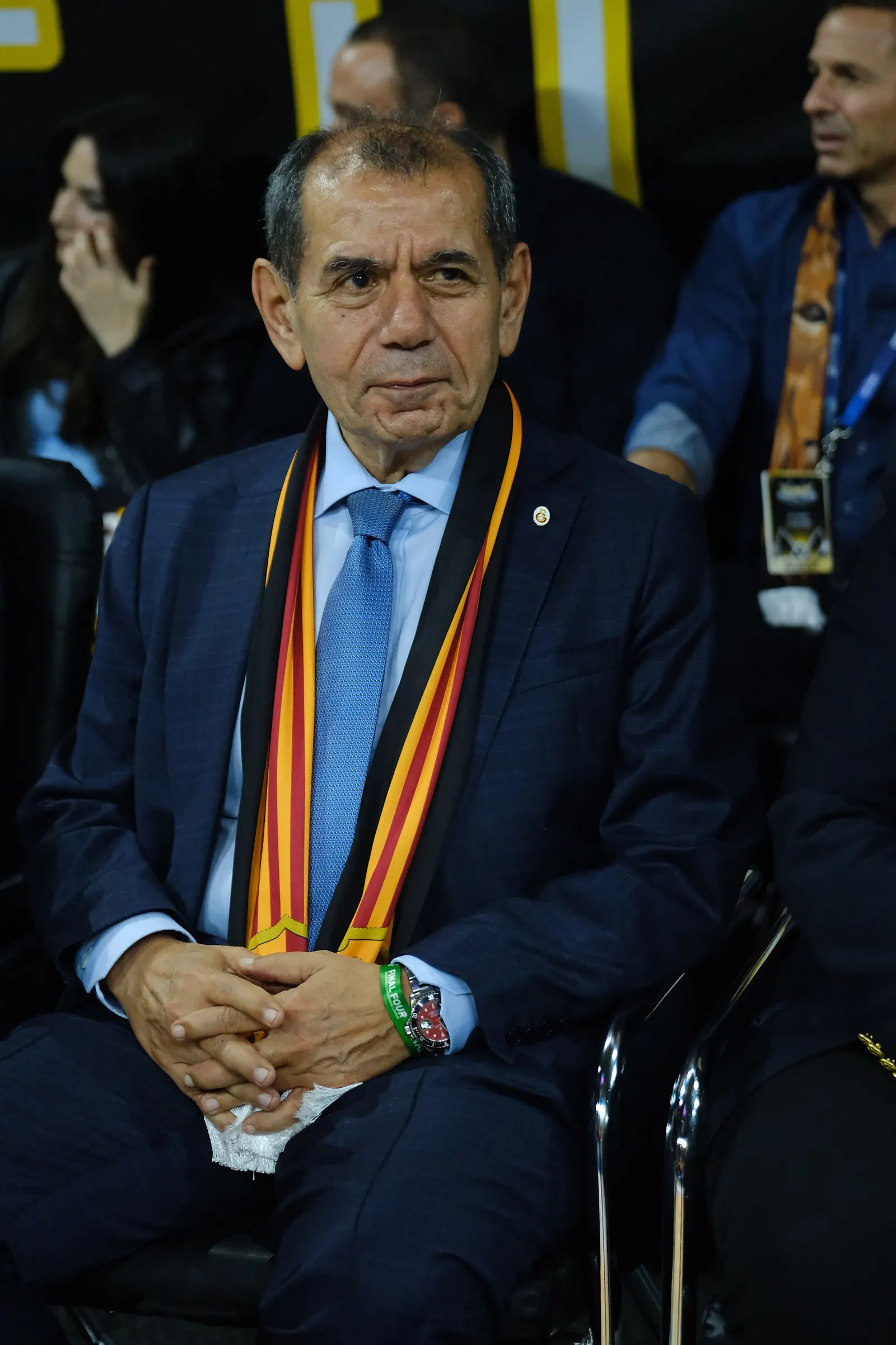 Galatasaray Başkanı Dursun Özbek tribünde otururken