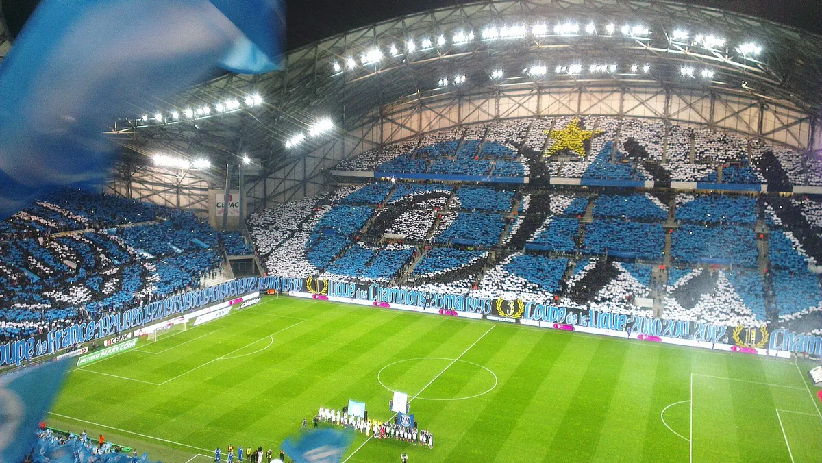 Marsilya taraftarlarının koreografisiyle Stade Vélodrome
