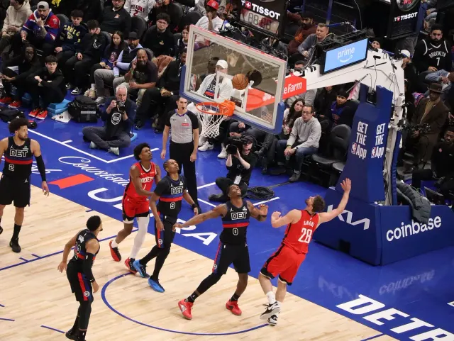 Alperen Şengün, Houston Rockets formasıyla Detroit Pistons maçında potaya uzanıyor