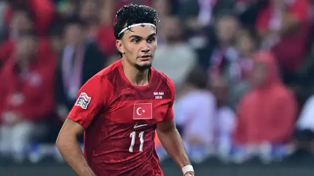 Türkiye Milli Takımı’nın kırmızı 11 numaralı formasıyla Can Uzun, maç sırasında topla ilerlerken