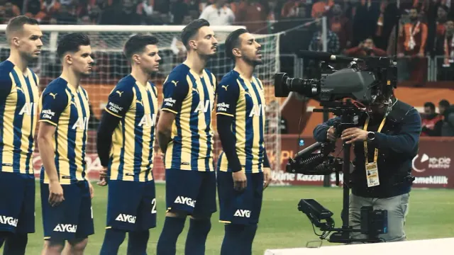 Fenerbahçeli futbolcular Fenerbahçe–Galatasaray derbisi öncesinde sırada bekliyor (2021)