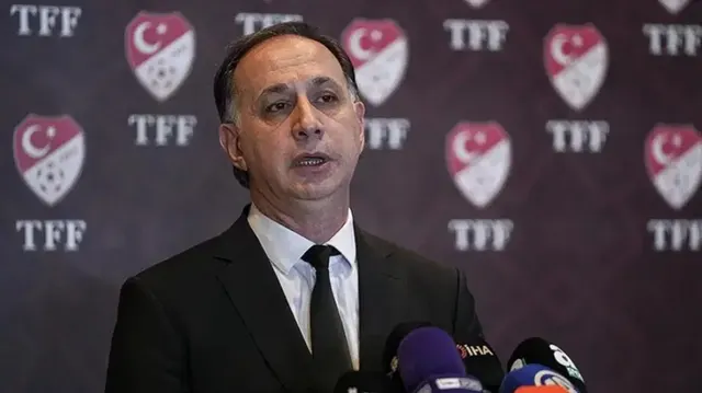 MHK Başkanı Ferhat Gündoğdu, TFF logolu bir panonun önünde mikrofonlara açıklama yaparken