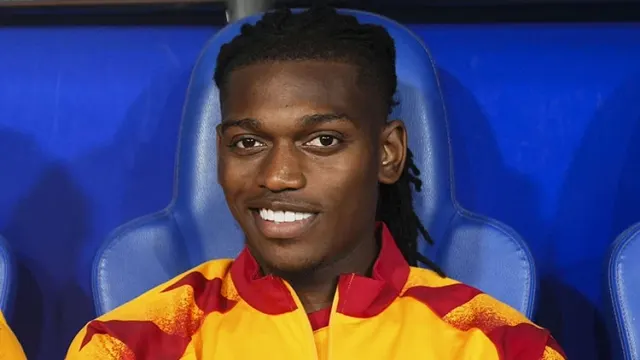 Rafael Leão, Galatasaray eşofmanıyla yedek kulübesinde gülümserken