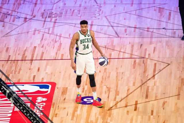 Giannis Antetokounmpo, Milwaukee Bucks formasıyla sahada topla
