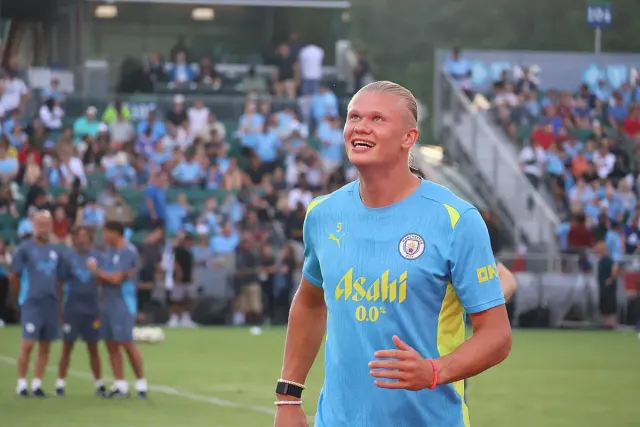 Manchester City forması giyen Erling Haaland antrenmanda gülümsüyor