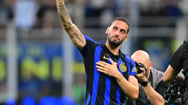 Inter formalı Hakan Çalhanoğlu, San Siro'da bir elini göğsüne koyup diğer eliyle taraftarları selamlarken