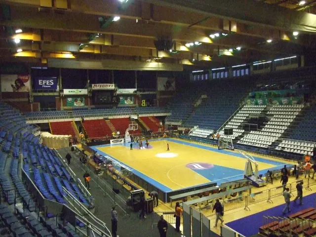Belgrad'daki Aleksandar Nikolić (Pionir) Spor Salonu'nun basketbol maçı sonrası boş tribünleri