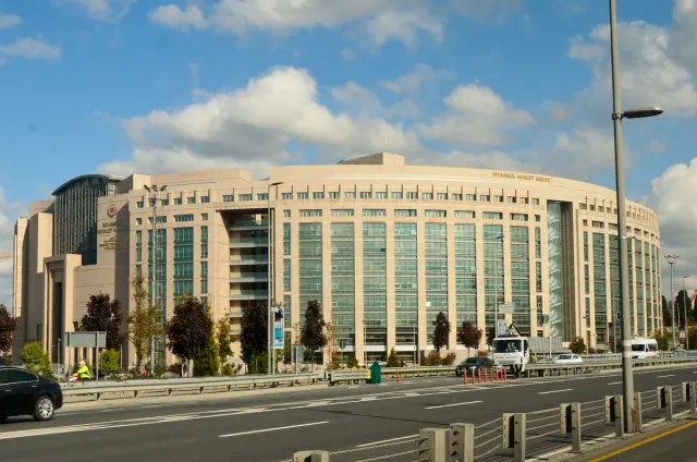 Çağlayan'daki İstanbul Adalet Sarayı'nın dıştan görünümü