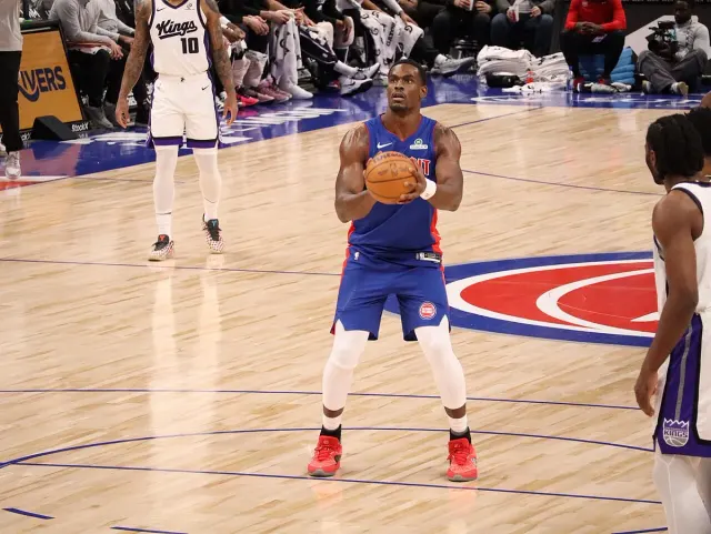 Jalen Duren, Detroit Pistons formasıyla Sacramento Kings maçında serbest atış kullanıyor