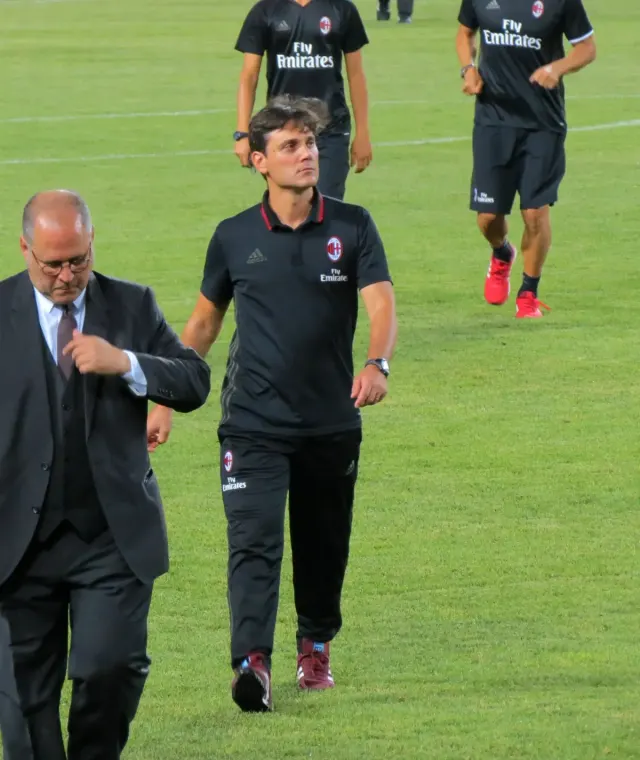 Vincenzo Montella sahada yürürken
