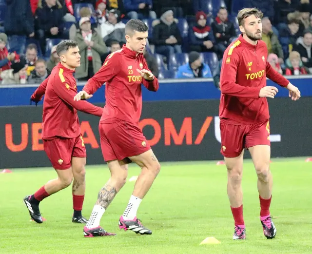 Roma formalı Paulo Dybala ve takım arkadaşları Avrupa Ligi maçı öncesinde ısınıyor