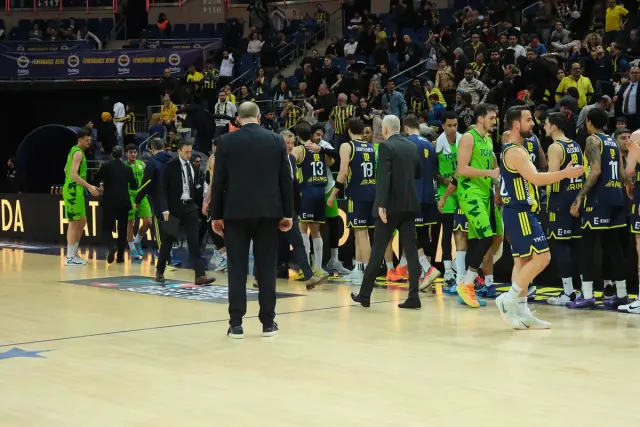 Tofaş oyuncuları, bir Basketbol Süper Ligi deplasman maçı öncesinde sahada toplanmış