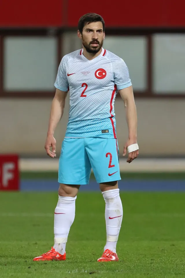 A Milli Takım'dan bir futbolcu Avusturya karşısında sahada (2016)