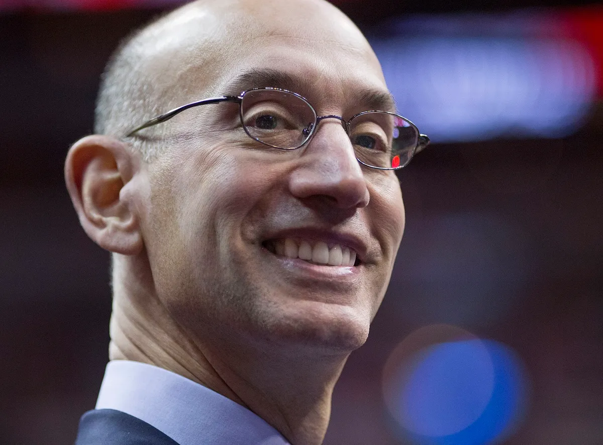 NBA Komiseri Adam Silver, Washington'daki bir NBA maçında tribünde