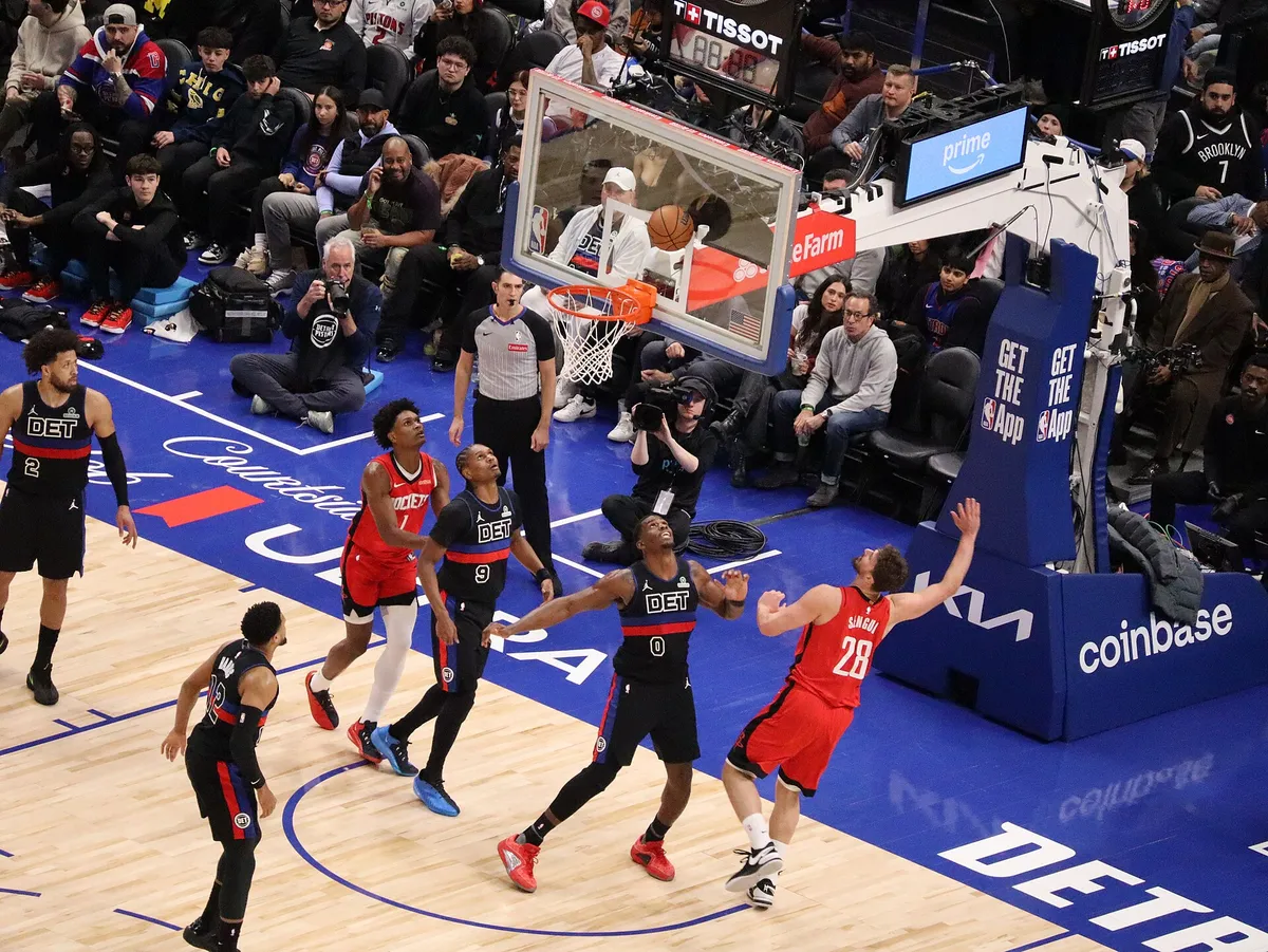 Alperen Şengün, Houston Rockets formasıyla Detroit Pistons maçında potaya uzanıyor