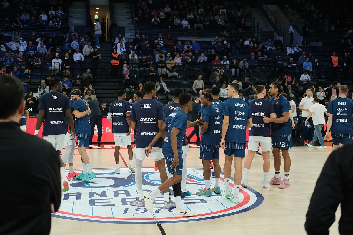 Anadolu Efes oyuncuları, kendi salonundaki bir EuroLeague maçı öncesinde ısınıyor