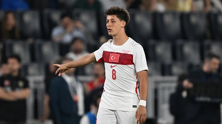 Arda Güler, 8 numaralı beyaz A Milli Takım formasıyla sahada takım arkadaşlarına yön gösterirken