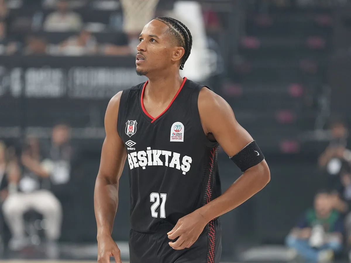 Beşiktaş forması giyen Anthony Brown sahada rakibini izliyor