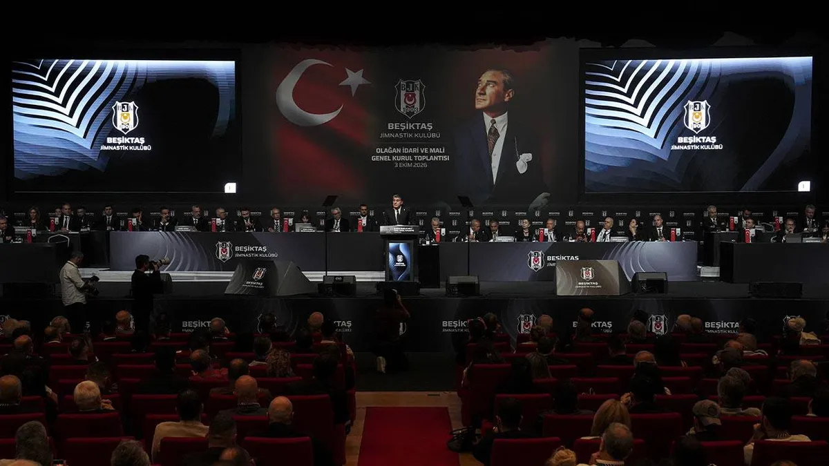 Beşiktaş'ın Haliç Kongre Merkezi'ndeki olağan idari ve mali genel kurulu; kürsüde konuşmacı, arkada Türk bayrağı ve Atatürk portresi, salonda kırmızı koltuklarda üyeler