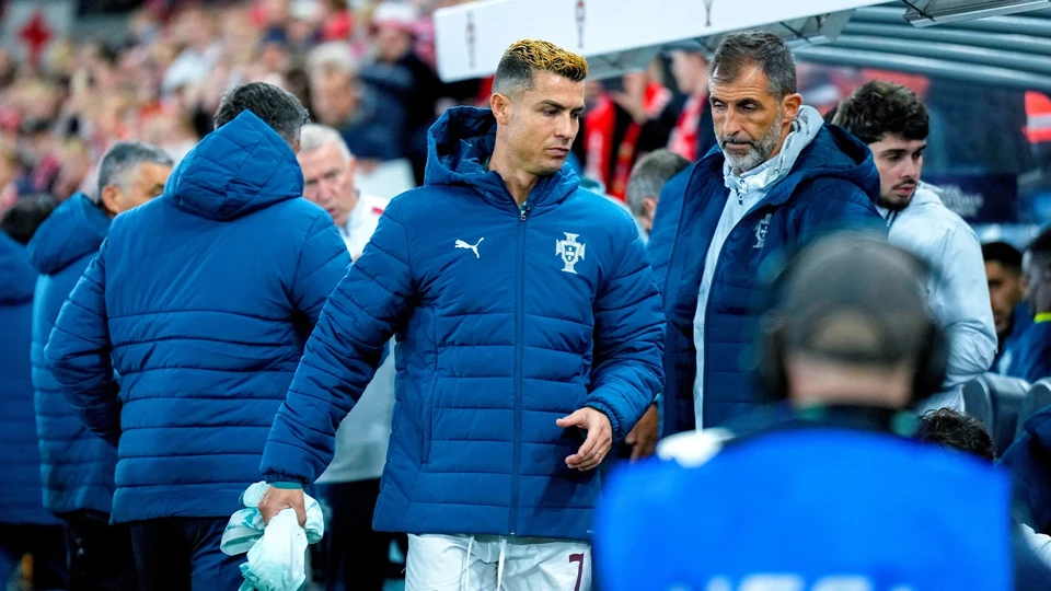 Portekiz forma üstüne mavi mont giyen Cristiano Ronaldo, teknik direktör Jorge Jesus'un yanından geçerek yedek kulübesine yürüdü