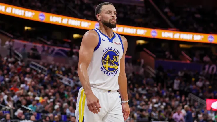 Stephen Curry, beyaz Golden State Warriors formasıyla sahada