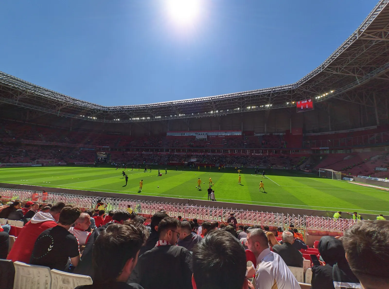 Eyüpsporlu futbolcular bir deplasman maçı öncesinde ısınıyor