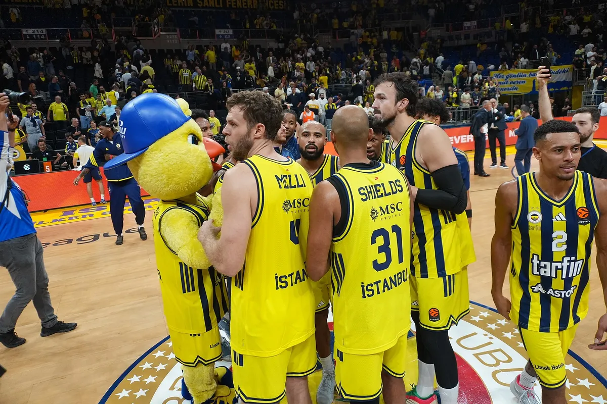 Fenerbahçe oyuncuları, EuroLeague'deki ilk maçta Virtus Bologna'yı yendikten sonra sahanın ortasında