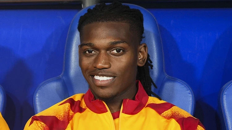 Rafael Leão, Galatasaray eşofmanıyla yedek kulübesinde gülümserken