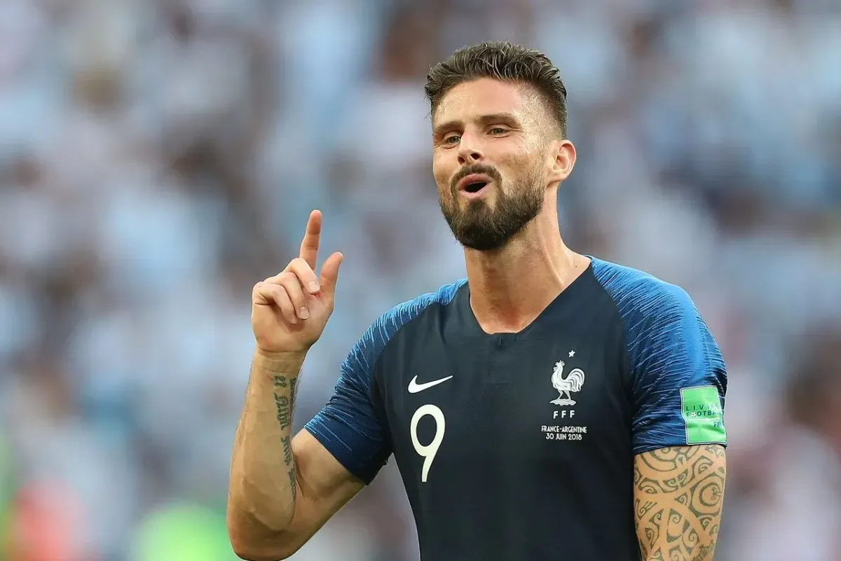 Fransa Milli Takımı'nın 9 numaralı formasıyla Olivier Giroud, 2018 Dünya Kupası maçında parmağını havaya kaldırmış