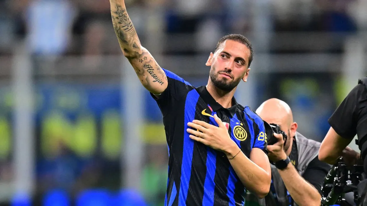 Inter formalı Hakan Çalhanoğlu, San Siro'da bir elini göğsüne koyup diğer eliyle taraftarları selamlarken