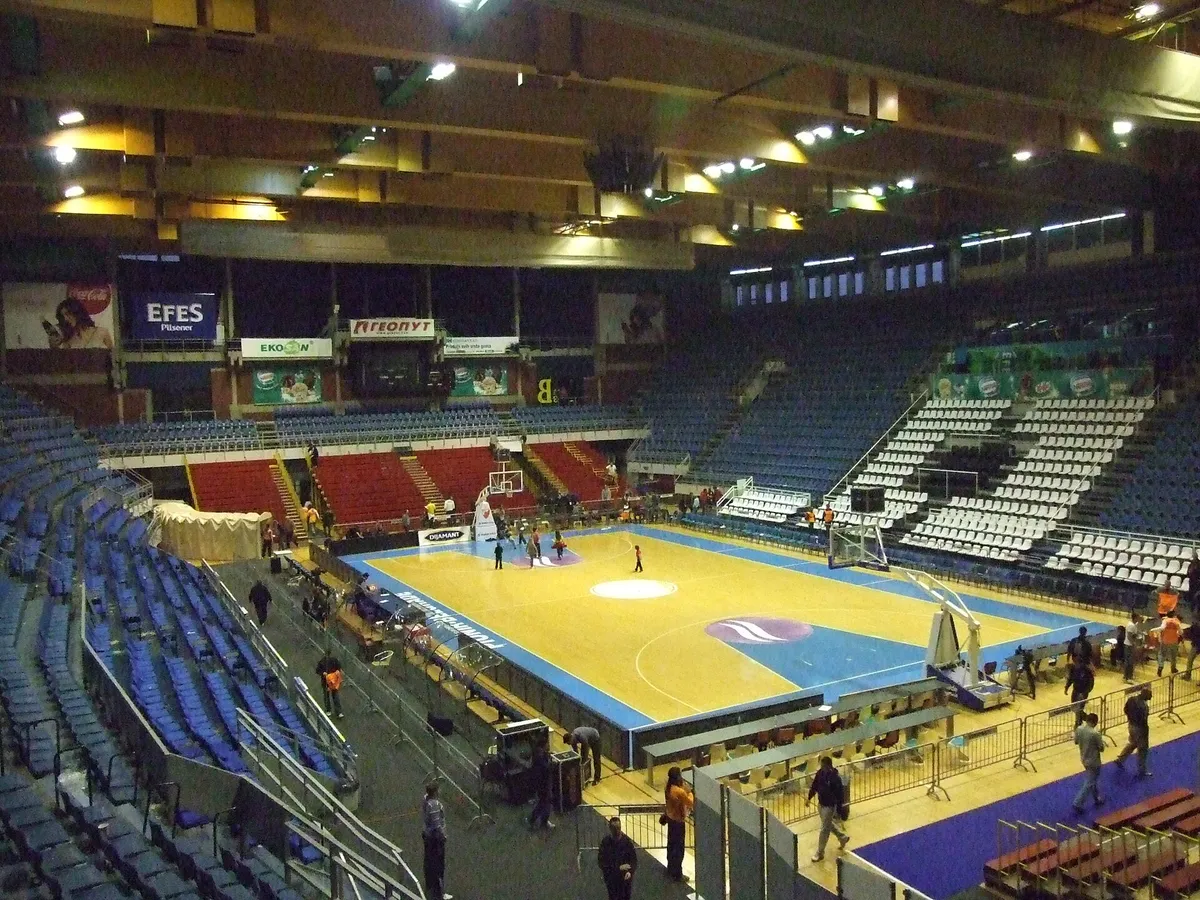 Belgrad'daki Aleksandar Nikolić (Pionir) Spor Salonu'nun basketbol maçı sonrası boş tribünleri