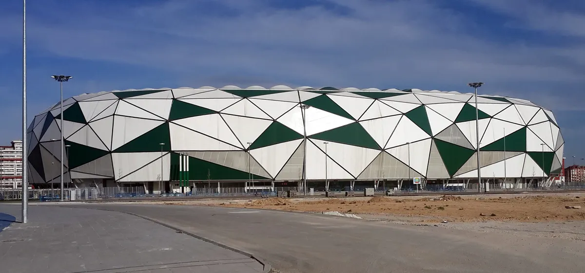 Konyaspor'un yeşil-beyaz üçgen desenli Konya Büyükşehir Belediye Stadyumu dışarıdan görünüyor