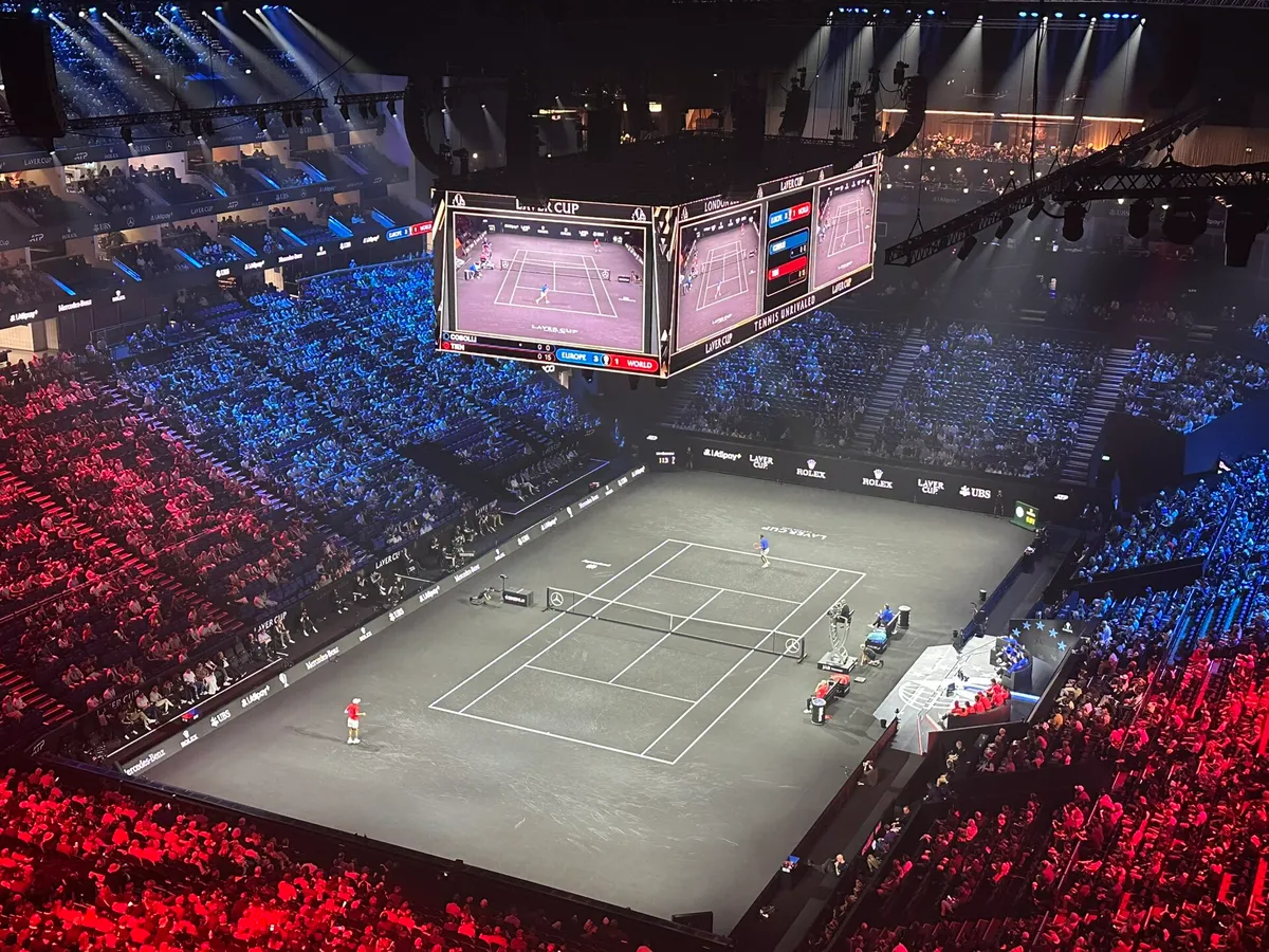 2026 Laver Cup'ta O2 Arena'nın üst tribünlerinden siyah kortun görünümü
