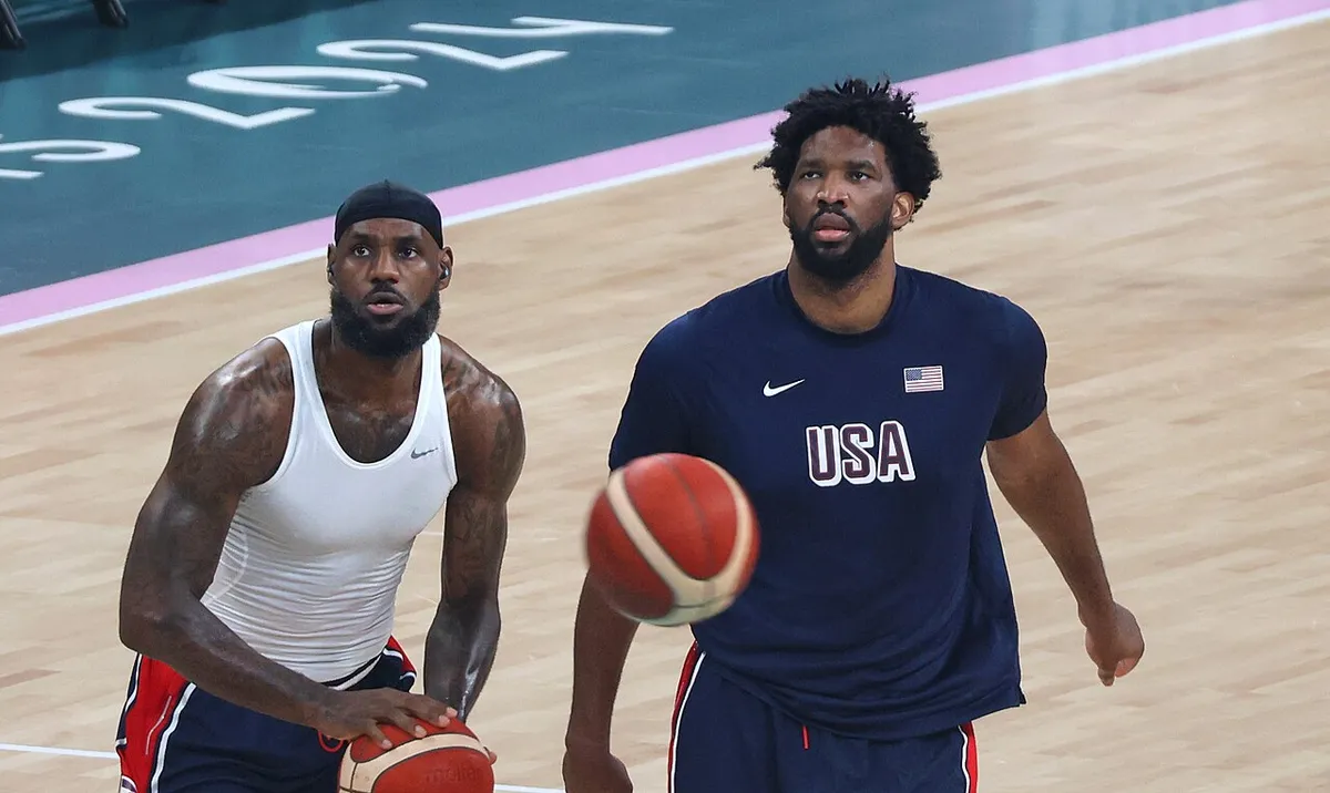 LeBron James ve Joel Embiid, 2024 Paris Olimpiyatları'nda ABD Milli Takımı'nın ısınmasında