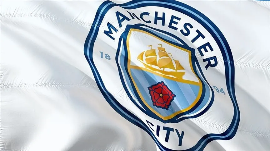 Dalgalanan beyaz bir bayrak üzerinde Manchester City arması