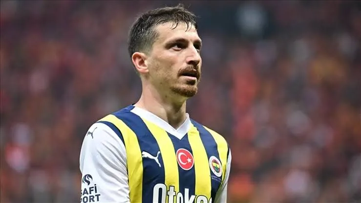 Fenerbahçe’nin sarı-lacivert çubuklu formasıyla Mert Hakan Yandaş, kalabalık tribünün önünde sahada