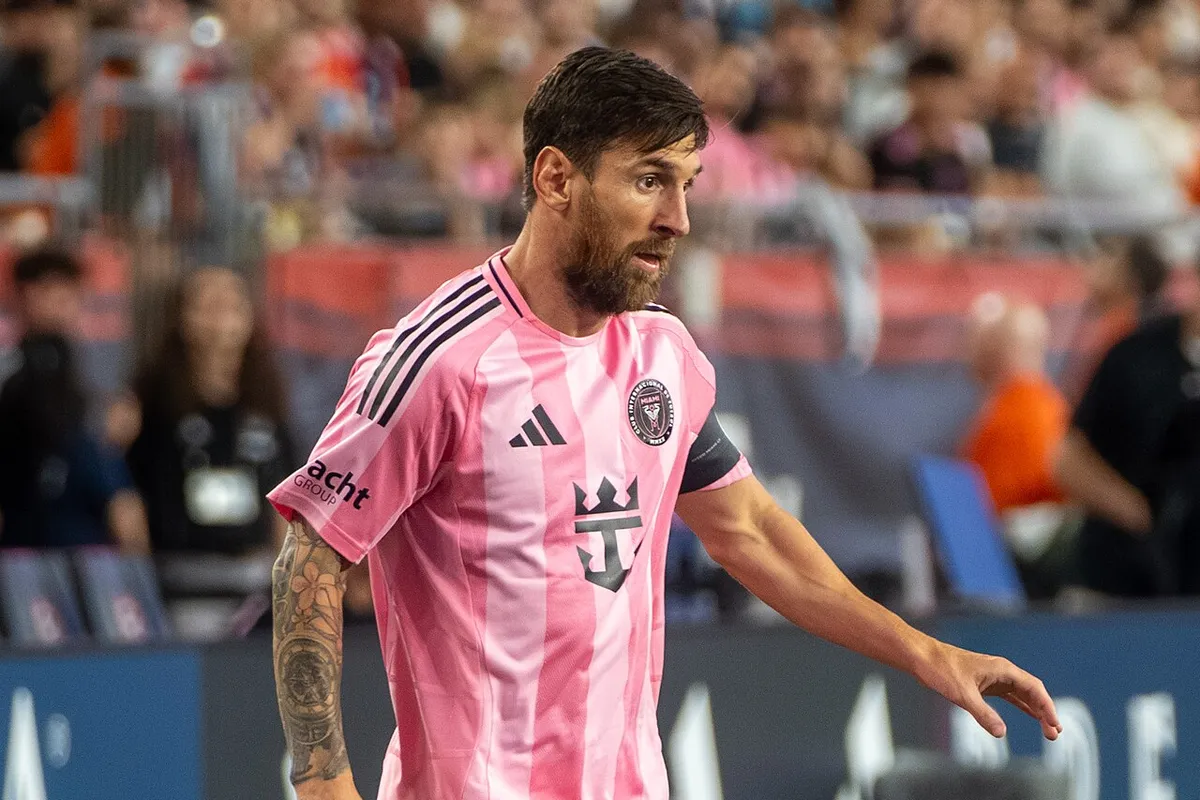 Lionel Messi, pembe Inter Miami formasıyla topu sürerken