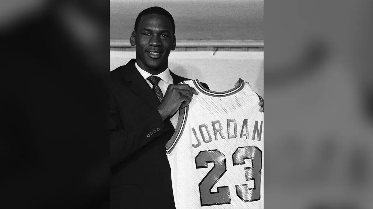 Genç Michael Jordan, 1984'te Chicago Bulls'un 23 numaralı formasını gösteriyor