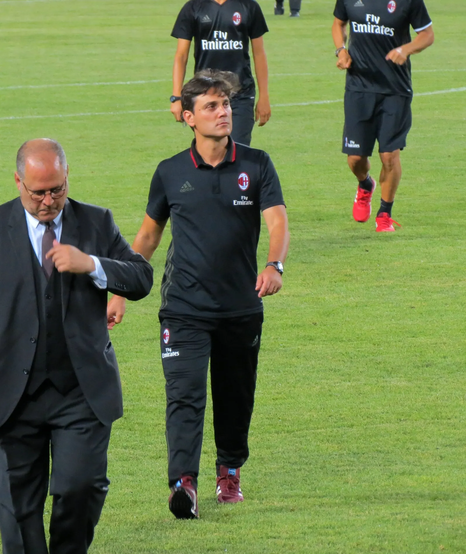 Vincenzo Montella sahada yürürken