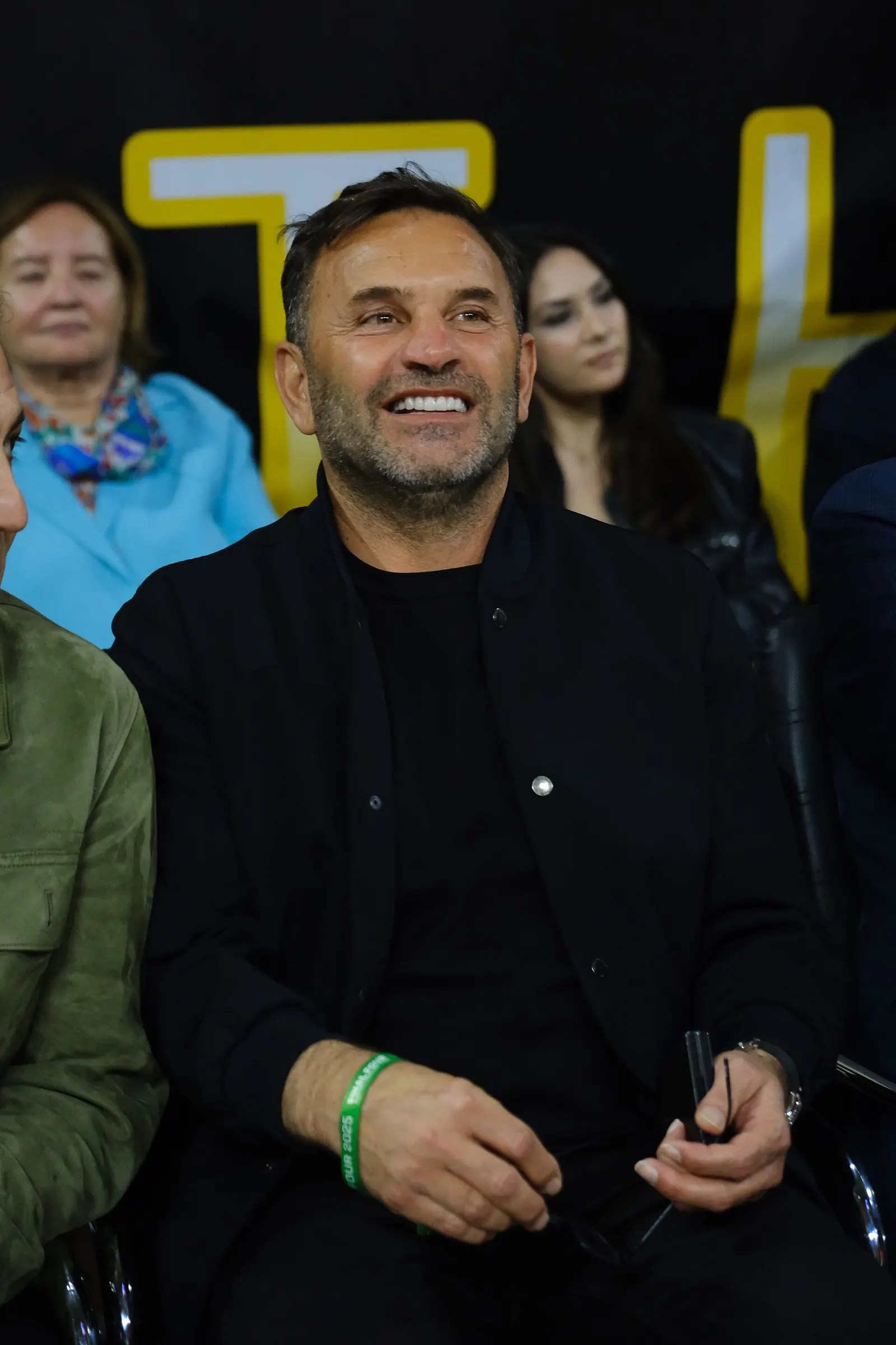 Galatasaray Teknik Direktörü Okan Buruk tribünde otururken