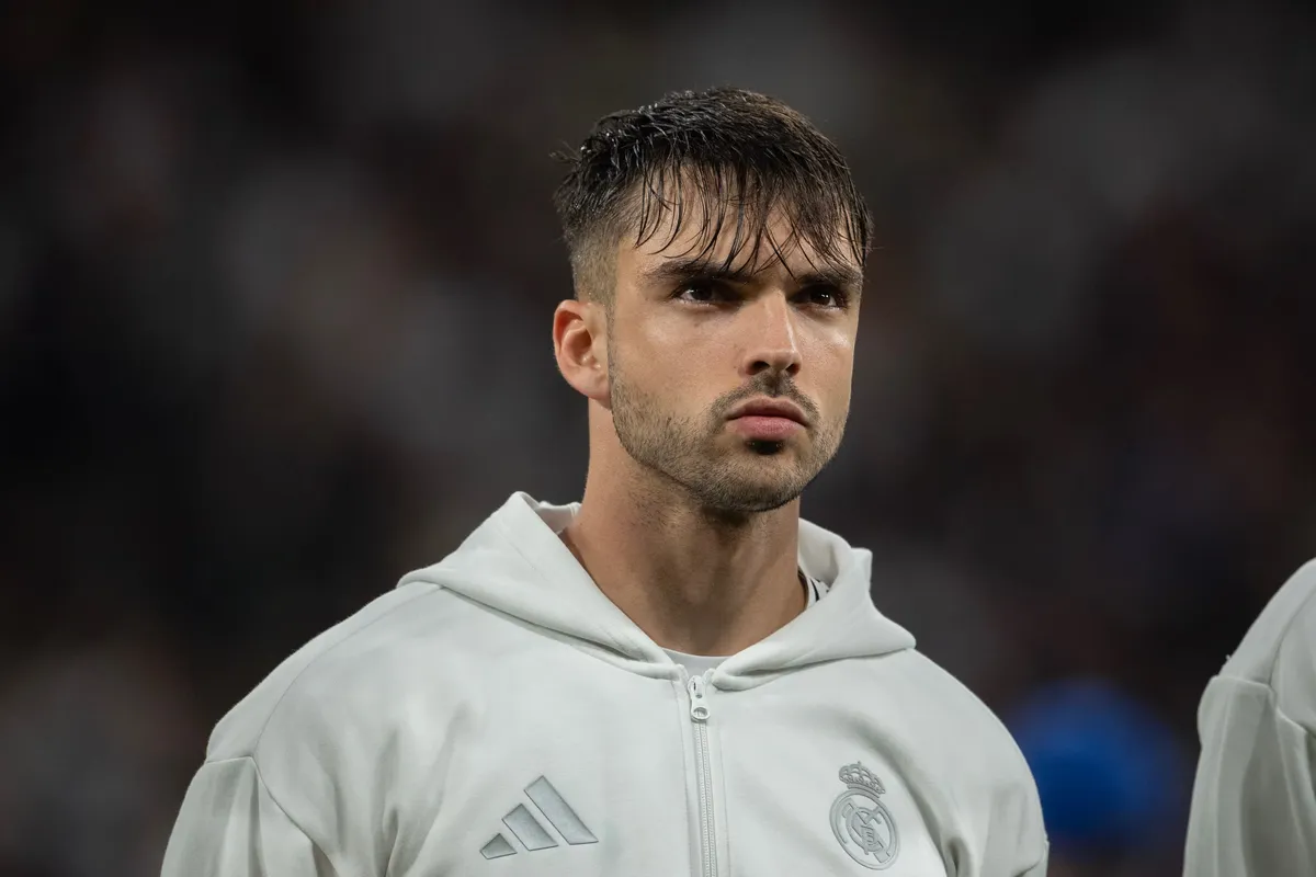 Real Madrid formasıyla Raúl Asencio, maç öncesi sahada
