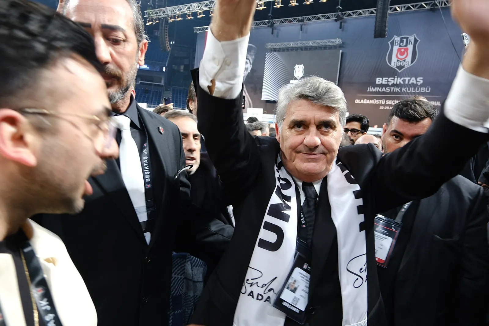 Beşiktaş Başkanı Serdal Adalı taraftarları selamlıyor