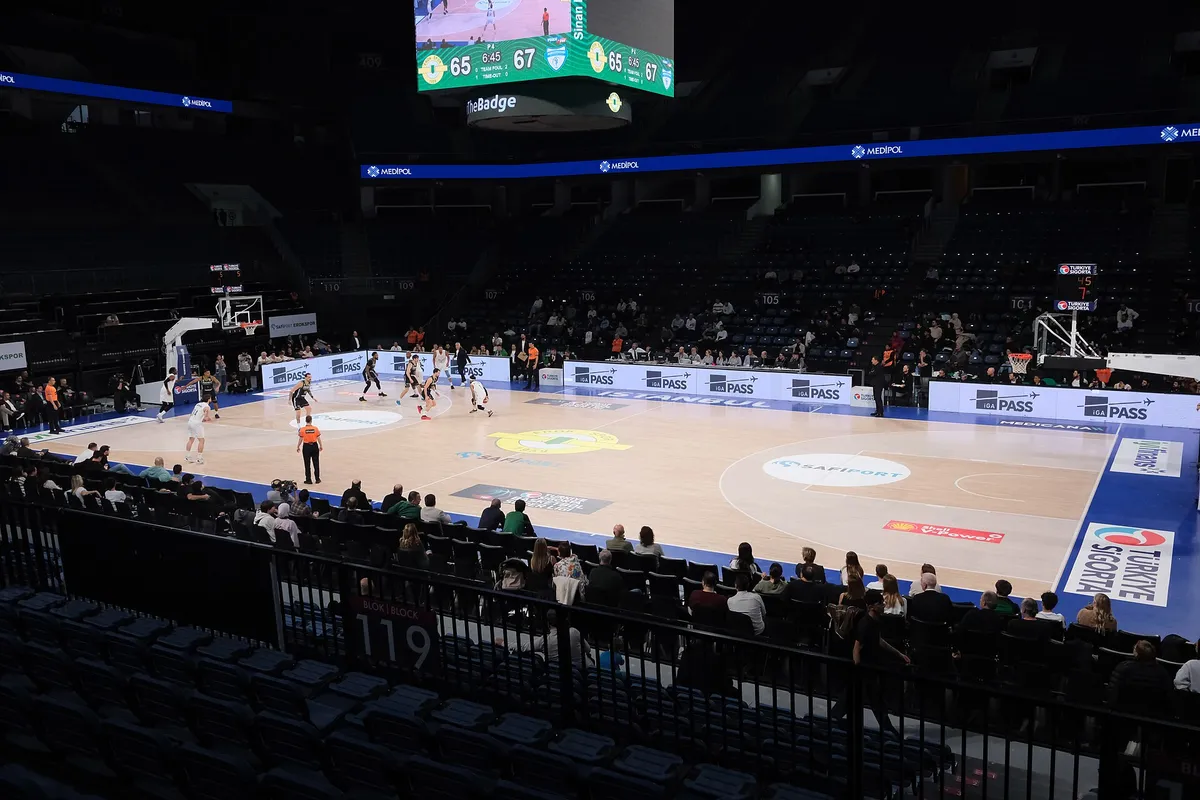 Sinan Erdem Spor Salonu'nda oynanan bir Basketbol Süper Ligi maçında sahanın genel görünümü