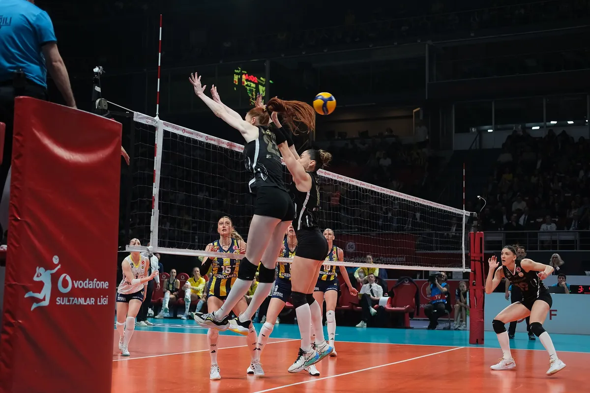 Fenerbahçe ile VakıfBank arasındaki Sultanlar Ligi maçında filede blok mücadelesi