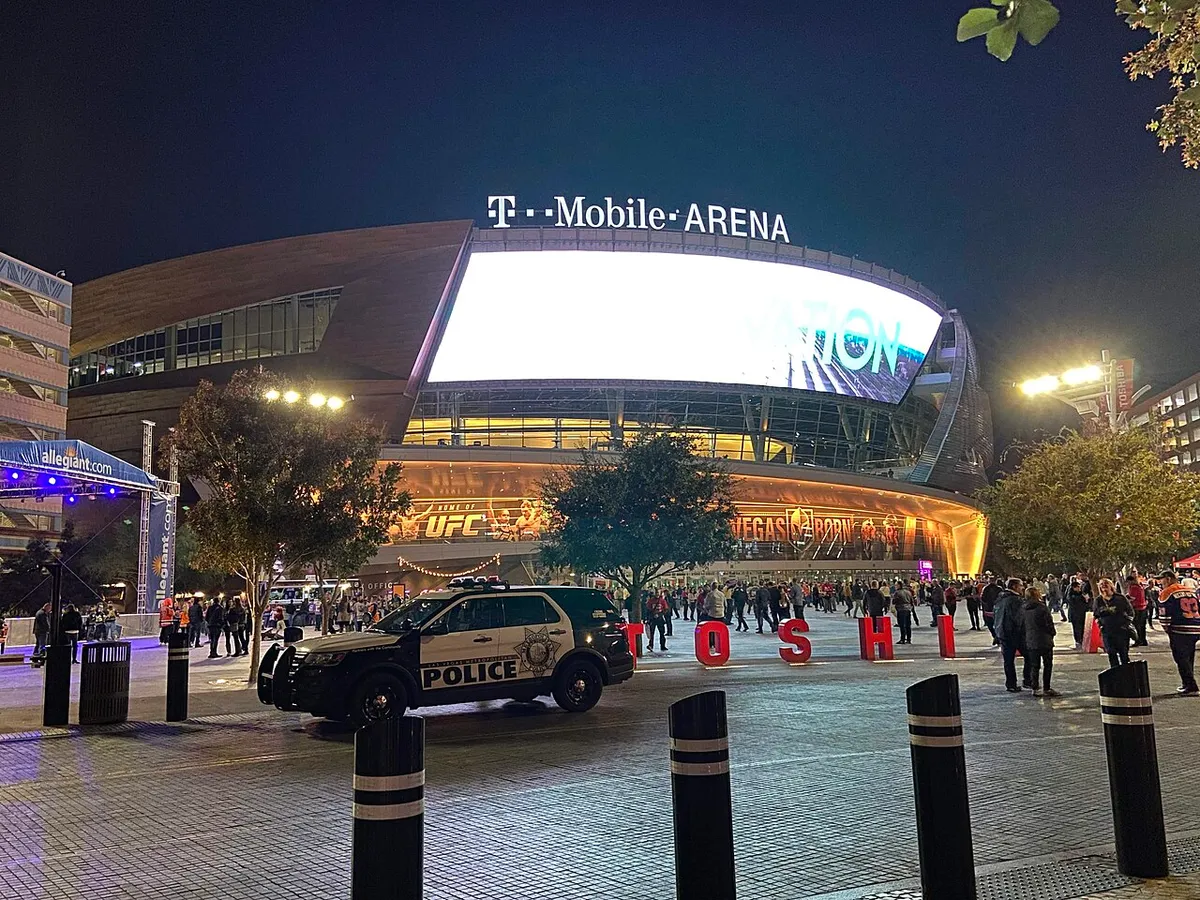 Las Vegas'taki T-Mobile Arena'nın gece ışıklandırılmış girişi